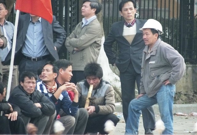 Thanh[-]Hóa:[-]Dân[-]tụ[-]tập[-]trước[-]UBND[-]tỉnh[-]đòi[-]FLC[-]trả[-]lại[-]bãi[-]biển